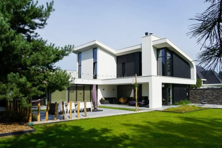 Moderne-woning-bijzonder-dak1-e1632411418970