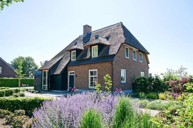 Rietgedekte villa